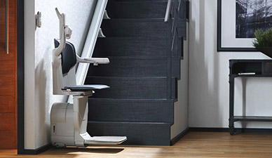 Removable link bars on stairlift chair